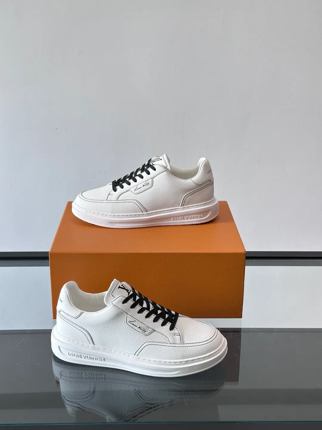 Men's men's shoes 💰p380 "＊OUIS ＊UITTO＊" casual sneakers, made of high-quality cowhide grain leather, with black laces, simple and high-end! LV Logo + classic Monogram lines on the side of the shoe, full of details✨. The rubber soles are wear-resistant and have strong traction, making them suitable for daily commuting and leisure. The shoe last fits the shape of the foot, making it comfortable to wear and not tiring after long walks. It is extremely versatile and can be easily worn with jeans or casual pants. It is a must-have item for men's fashion! 🖤 ​​size：38-44